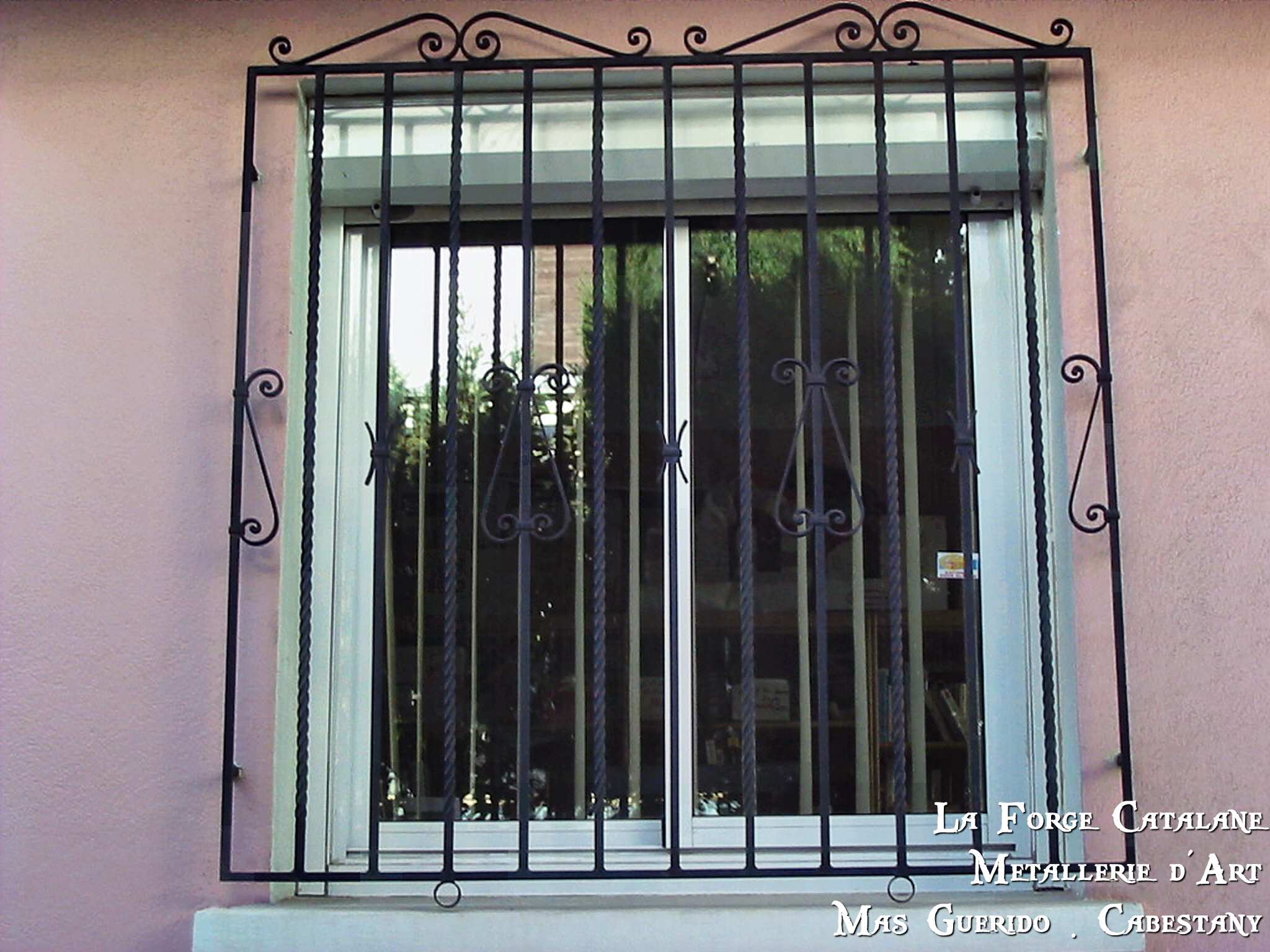 grille protection fixe torsades volutes fer forge catalane cabestany.jpg